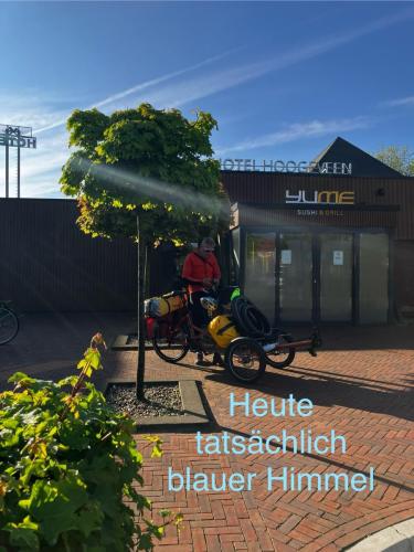 Vorm Hotel bei 5 Grad