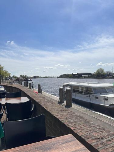 ... mit nettem Blick über's Wasser