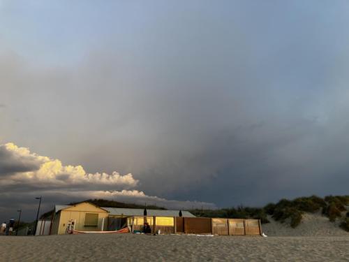 Bedrohlich hinter uns