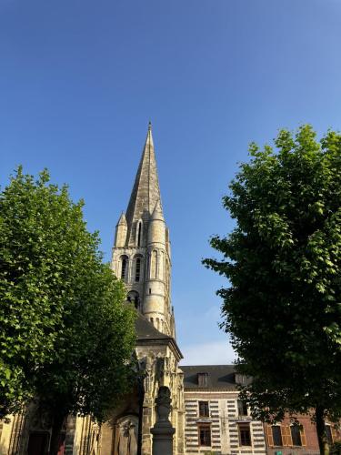 Eglise Saint Sauveur. Bemerkenswerter blauer Himmel ;)